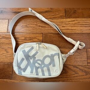 Lululemon Everywhere Belt Bag Large 2L Vapor Rhino Grey